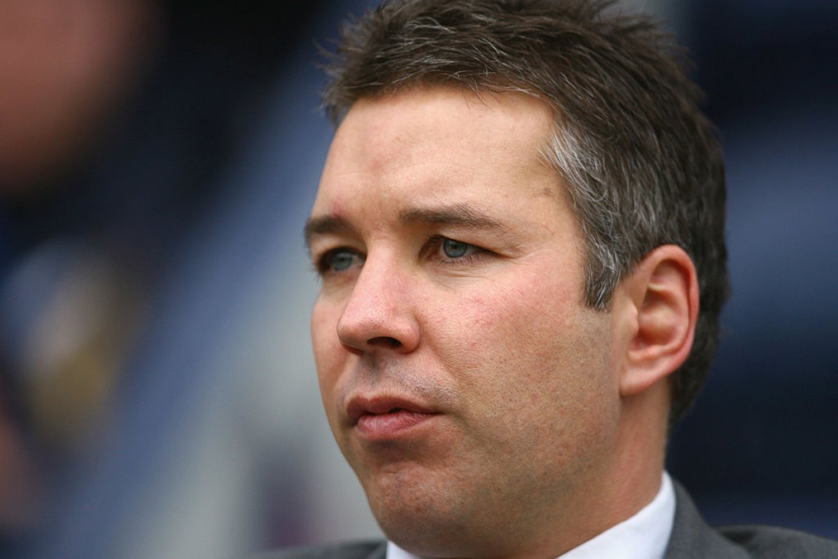 Darren Ferguson are 53 de ani și a evoluat la începuturile carierei sale de jucător în echipa de aur a lui Manchester United, sub conducerea tatălui săui