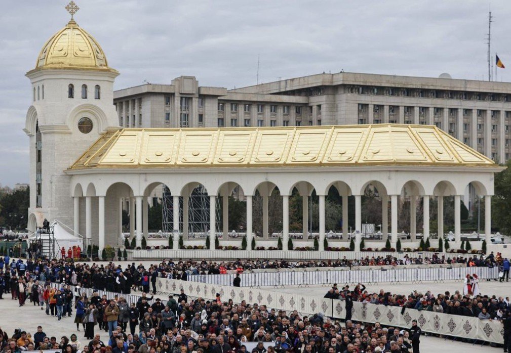 Catedrala Mântuirii Neamului are o înălțime de 120 de metri și o suprafață desfășurată de 38.000 de metri pătrați