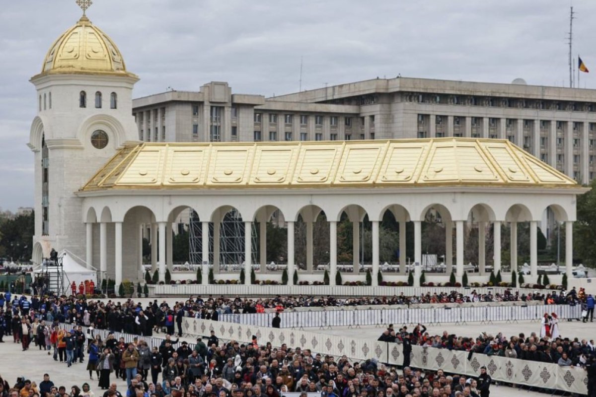 Catedrala Mântuirii Neamului are o înălțime de 120 de metri și o suprafață desfășurată de 38.000 de metri pătrați