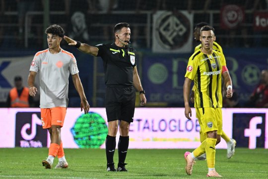 Imaginile pe care nu voiau să le vadă șefii lui Dinamo! S-a accidentat la antrenamente și a apărut în cârje la stadion