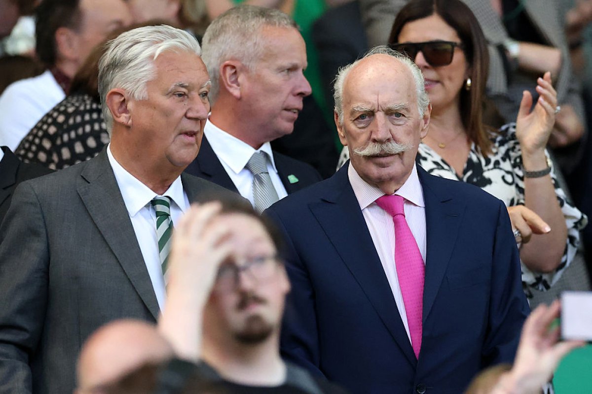 Dermot Desmond, în dreapta, și-a exprimat nemulțumirea în privința faptului că trebuie să găsească un nou antrenor pentru echipa pe care o patronează