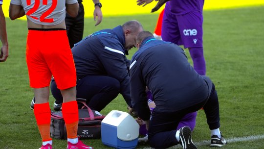 Accidentare horror în Metaloglobus - FC Argeș! Fotbalistul piteștenilor nu a mai putut continua partida