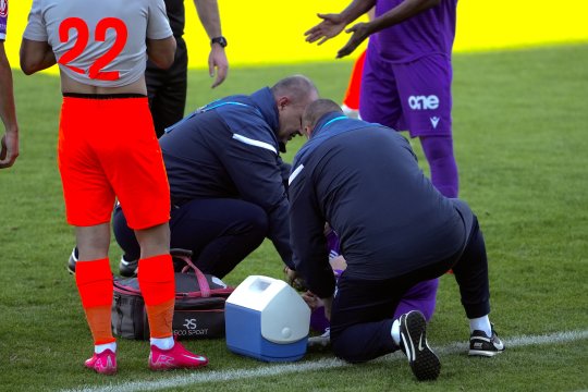 Accidentare horror în Metaloglobus - FC Argeș! Fotbalistul piteștenilor nu a mai putut continua partida