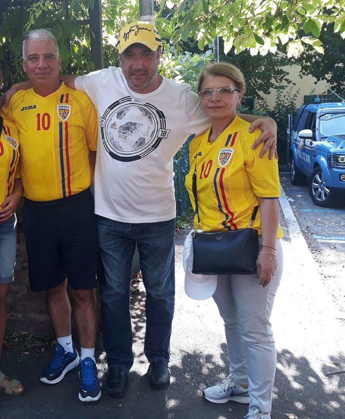 Elena, sora lui Gică Hagi, alături de soțul ei (stânga) și jurnalistul Daniel Nanu
