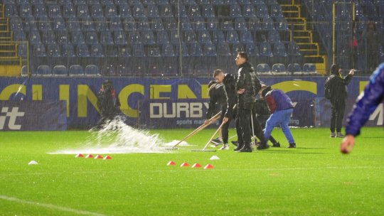 Scene neverosimile la Clinceni: juniorii, trimiși să scoată apa de pe teren! Semne de întrebare în privința disputării meciului Slobozia - Dinamo