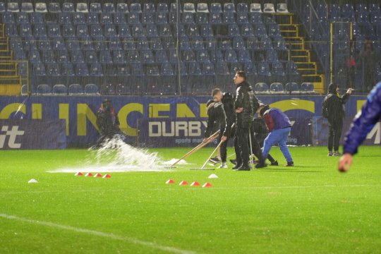 Scene neverosimile la Clinceni: juniorii, trimiși să scoată apa de pe teren! Semne de întrebare în privința disputării meciului Slobozia - Dinamo