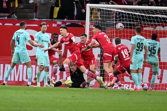 Dinamo - CFR Cluj, de la 20:30, pe iAMsport.ro. Primul meci al ultimei etape din tur