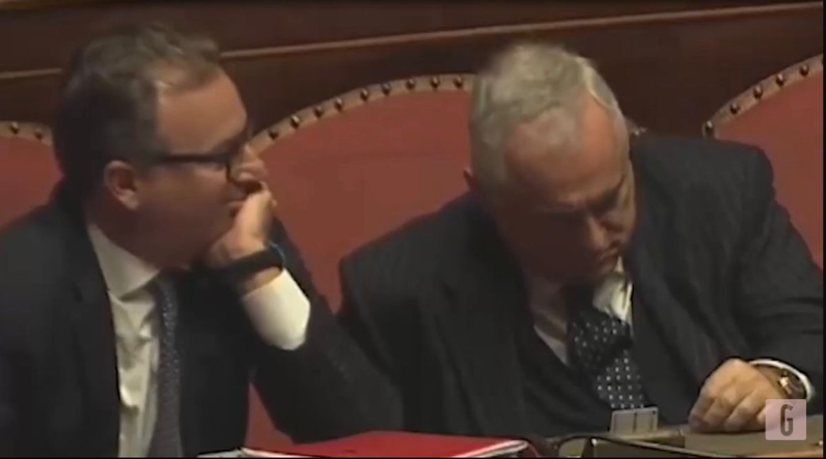 Conducătorul de club surprins în timp ce dormea în Parlament. Imaginile au devenit virale