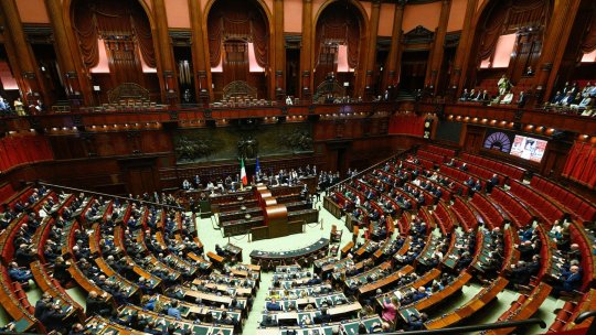 Conducătorul de club, surprins în timp ce dormea în Parlament! Imaginile au devenit virale