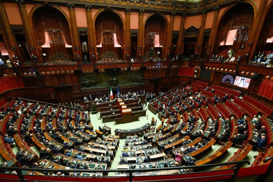 Conducătorul de club, surprins în timp ce dormea în Parlament! Imaginile au devenit virale