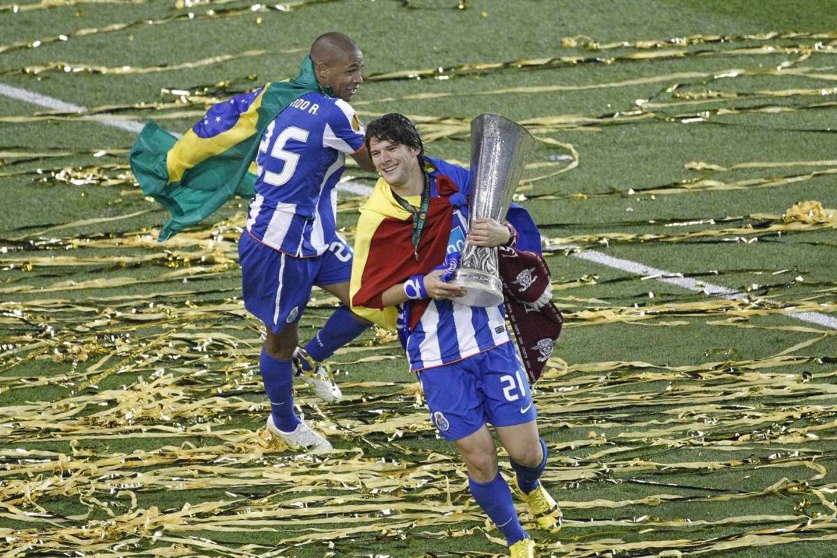 Cristian Sapunaru și Fernando Reges, 18 mai 2011, sărbătorind câștigarea UEFA Europa League