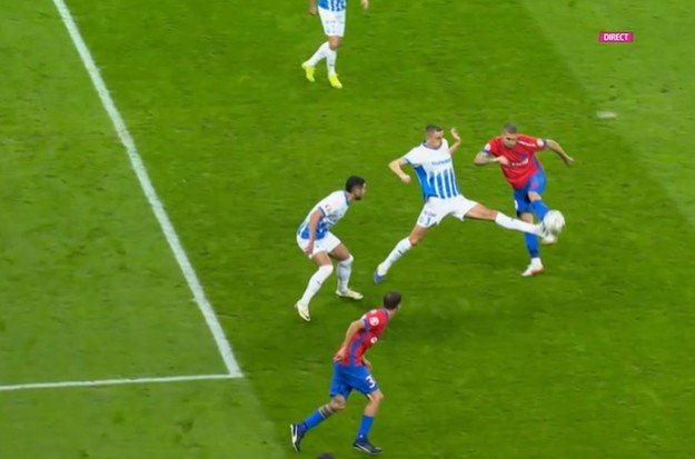 Istvan Kovacs s-a păcălit și a acordat penalty eronat pentru FCSB. Decizia a fost întoarsă la VAR
