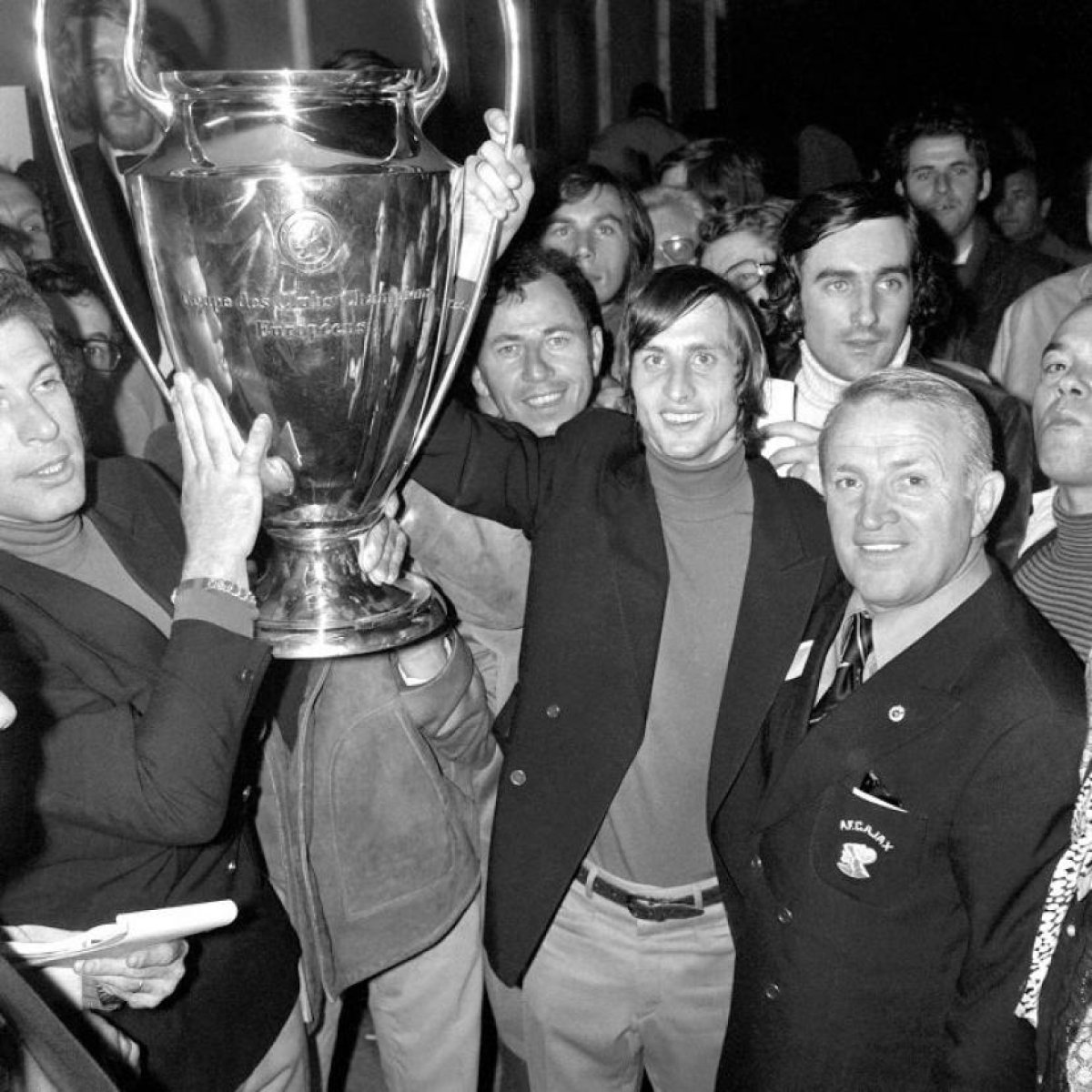 Kovacs și Cruyff (primii din dreapta, în prim-plan) și una dintre cele două Cupe ale Campionilor cucerite împreună