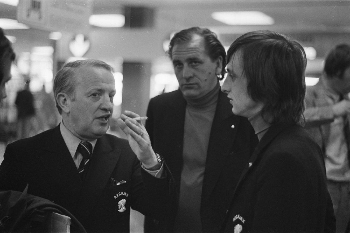Kovacs (stânga) și Cruyff (dreapta), discutând tactica lui Ajax