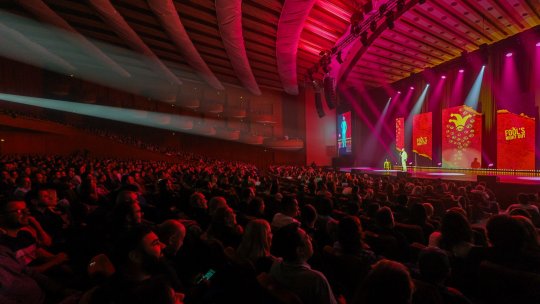 Prima seară „Fool’s Night Out – SCANDALOS” a fost un show sold-out la Sala Palatului. Diseară, line-up-ul se reinventează!