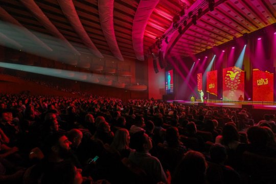 Prima seară „Fool’s Night Out – SCANDALOS” a fost un show sold-out la Sala Palatului. Diseară, line-up-ul se reinventează!
