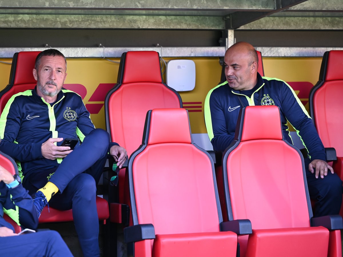 Mihai Stoica și Cătălin Făiniși (dreapta), ofițerul de presă al FCSB