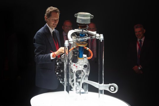 Ferrari sub presiune. Cum a afectat piața decizia de revizuire a strategiei electrice
