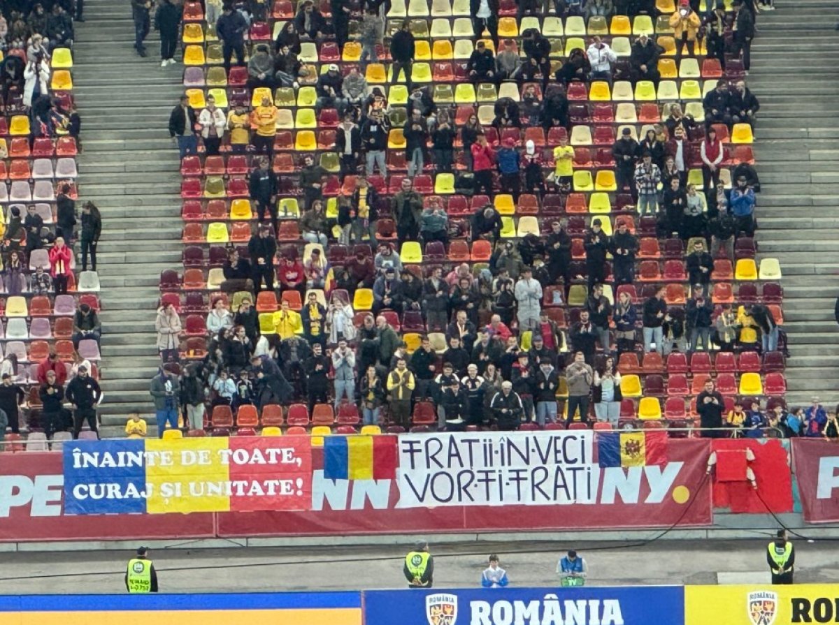Banner al suporterilor prezenţi în tribunele Arenei Naţionale