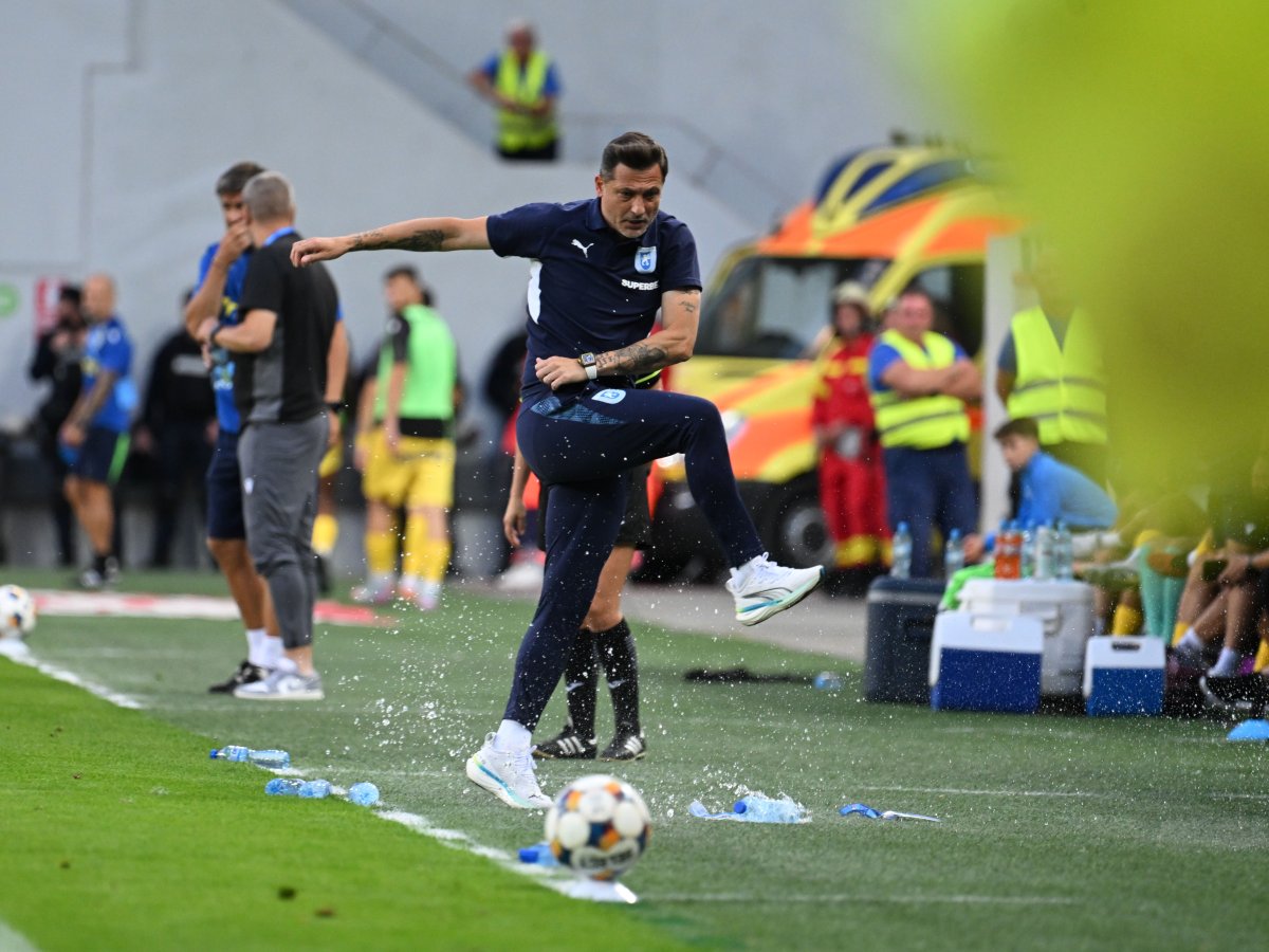 Sticlele de apă de la marginea terenului n-au scăpat nici ele de nervii lui Rădoi