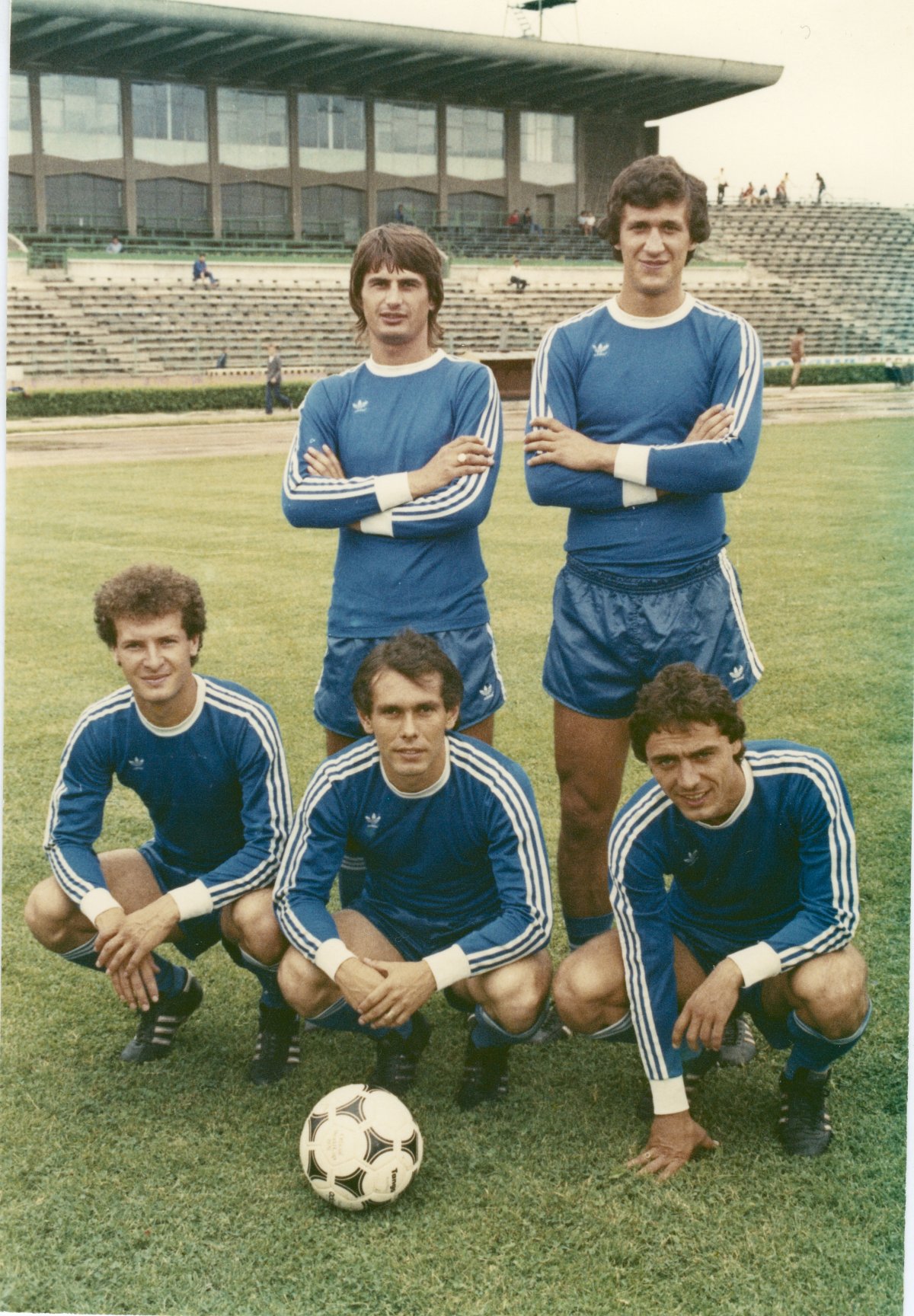 Sorin Cârțu (primul din dreapta, jos), alături de patru dintre prietenii săi cei mai buni: Mircea Irimescu, Rodion Cămătaru (sus), "Ghiță" Geolgău și Zoli Crișan