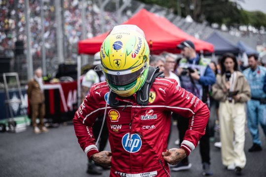 Lewis Hamilton își varsă amarul: ”Să pilotezi pentru Ferrari este un vis, dar eu trăiesc un coșmar!”