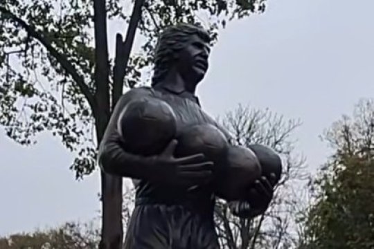 Statuia lui Helmut Duckadam a fost dezvăluită în comuna natală a ”Eroului de la Sevilla”