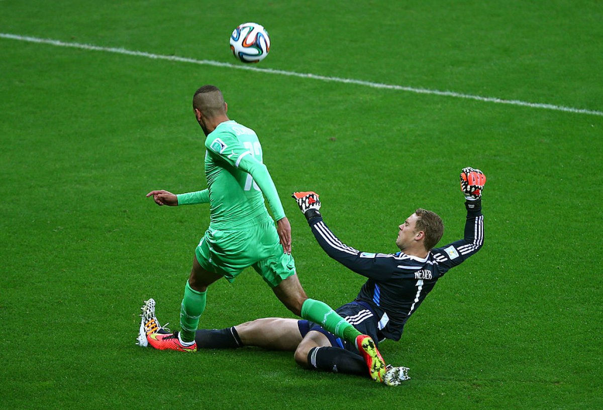 Slimani a jucat la Cupa Modnială din 2014, din Brazilia. Aici, algerianul este în duel cu Neuer