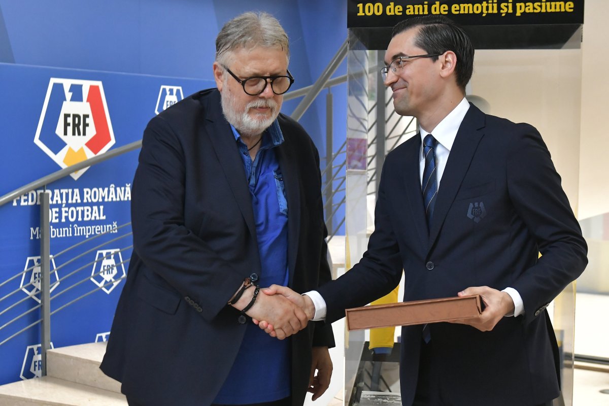 Razvan Burleanu primeste o placheta aniversara de la Gino Iorgulescu la evenimentul Federatiei Romane de Fotbal prilejuit de implinirea a 100 de ani de la primul meci oficial al nationalei Romaniei, actiune desfasurata la sediul FRF din Bucuresti, miercuri 8 iunie 2022