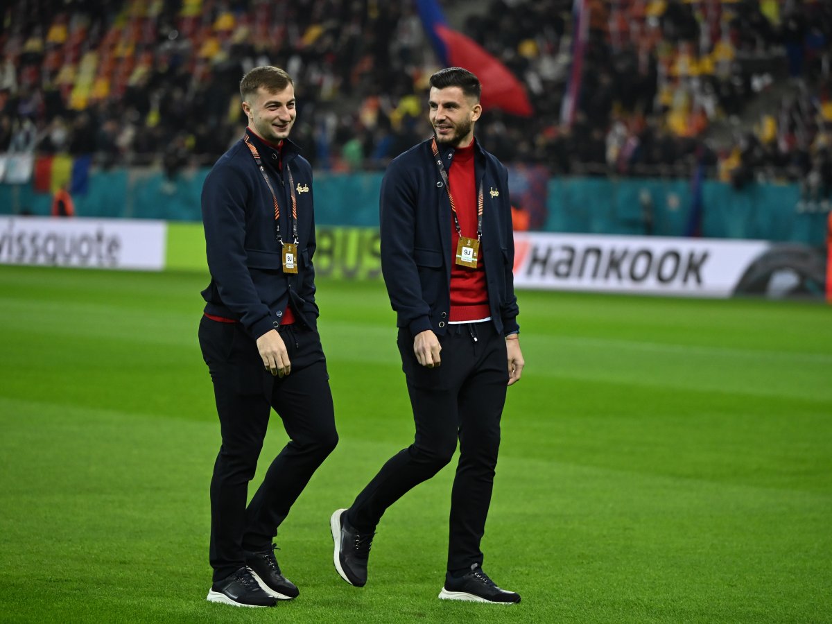 Fotbaliștii ros-albastrii Daniel Popa si Mihai Popescu la inspectia terenului inaintea meciului de fotbal dintre FCSB si Manchester United, din cadrul UEFA Europa League, desfasurat pe Arena Nationala din Bucuresti, joi 30 ianuarie 2025