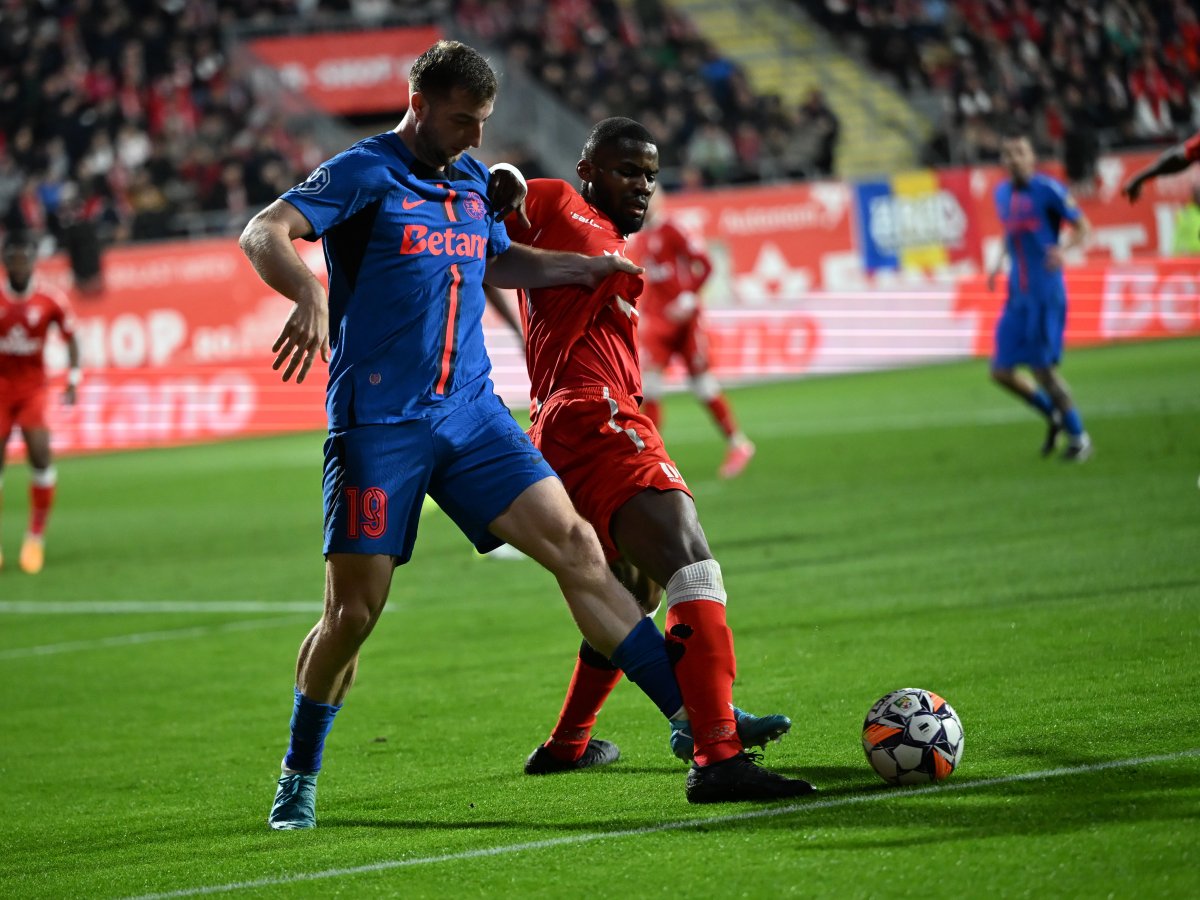 Daniel Popa si Florent Gregoire Paulolo in meciul de fotbal dintre UTA Arad si FCSB, contand pentru Superliga Superbet, desfasurat pe Stadionul Francisc Neuman din Arad, duminica 26 ianuarie 2025.