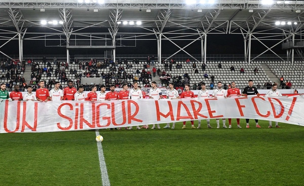 Banner afișat înainte de meciul CS Dinamo - Dinamo 1-3, în Cupa României