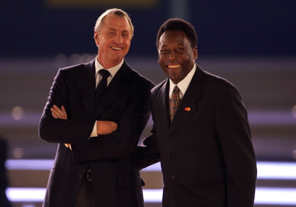 Johan Cruyff și Pele, doi dintre cei mai mari fotbaliști din istoria fotbalului