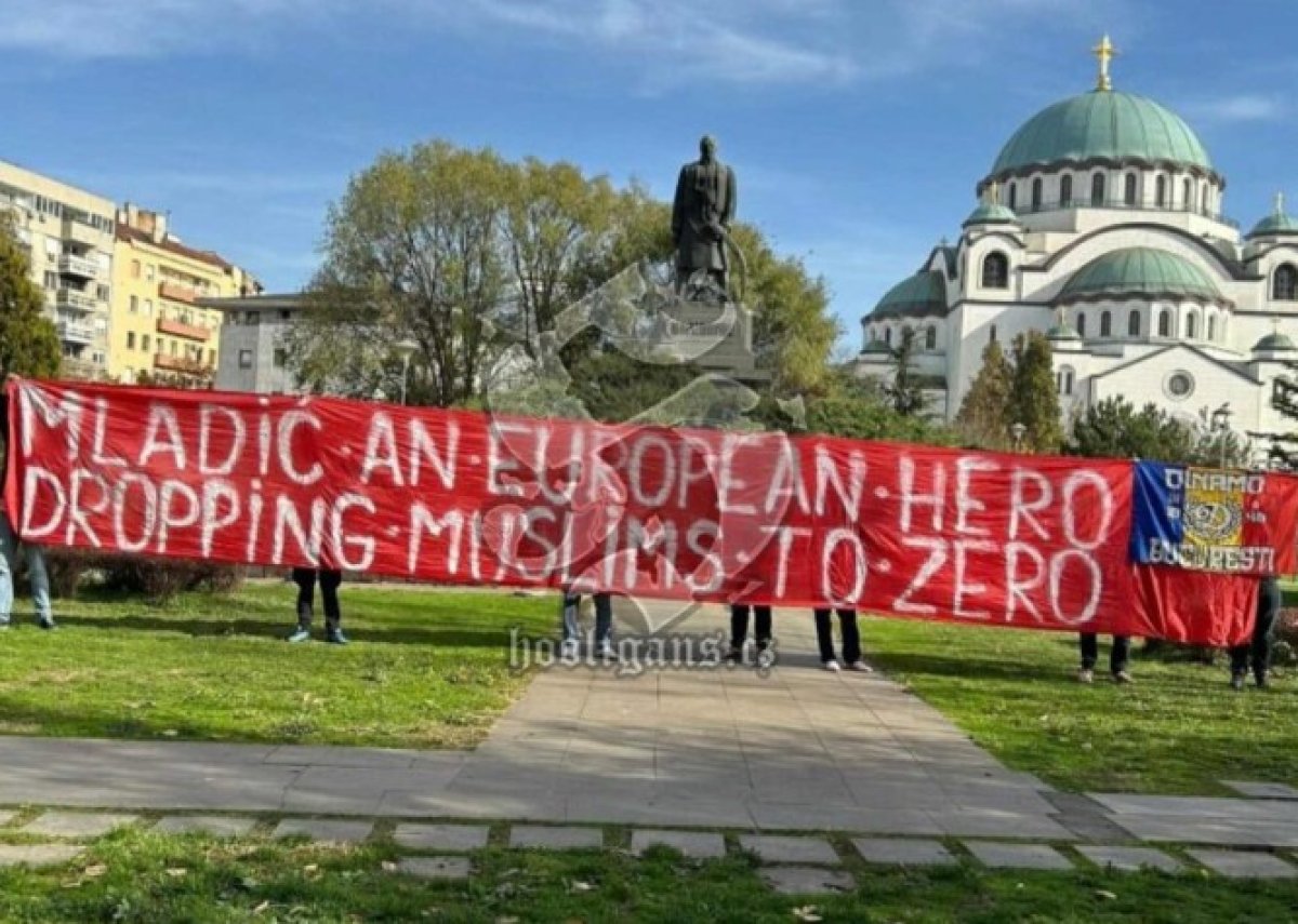 Românii au inflamat spiritele cu un banner provocator la adresa bosniacilor