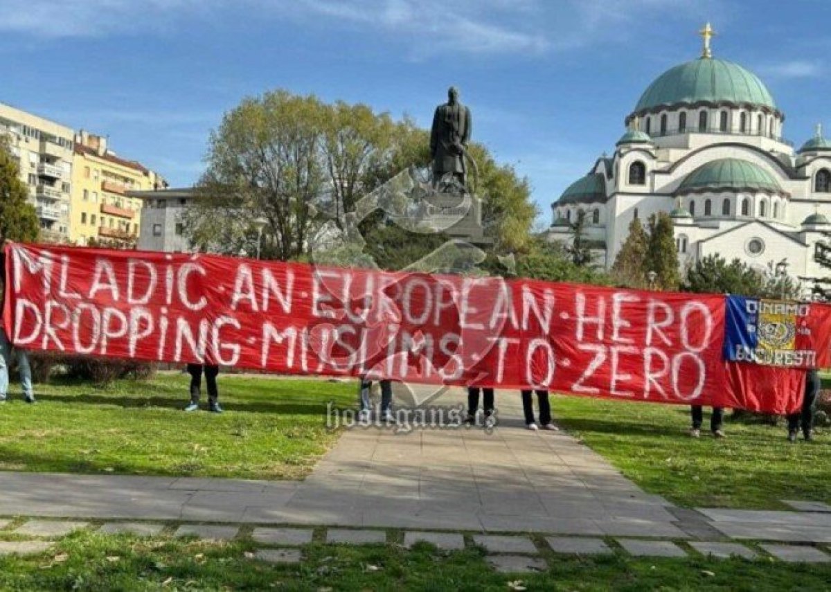 Românii au inflamat spiritele cu un banner provocator la adresa bosniacilor