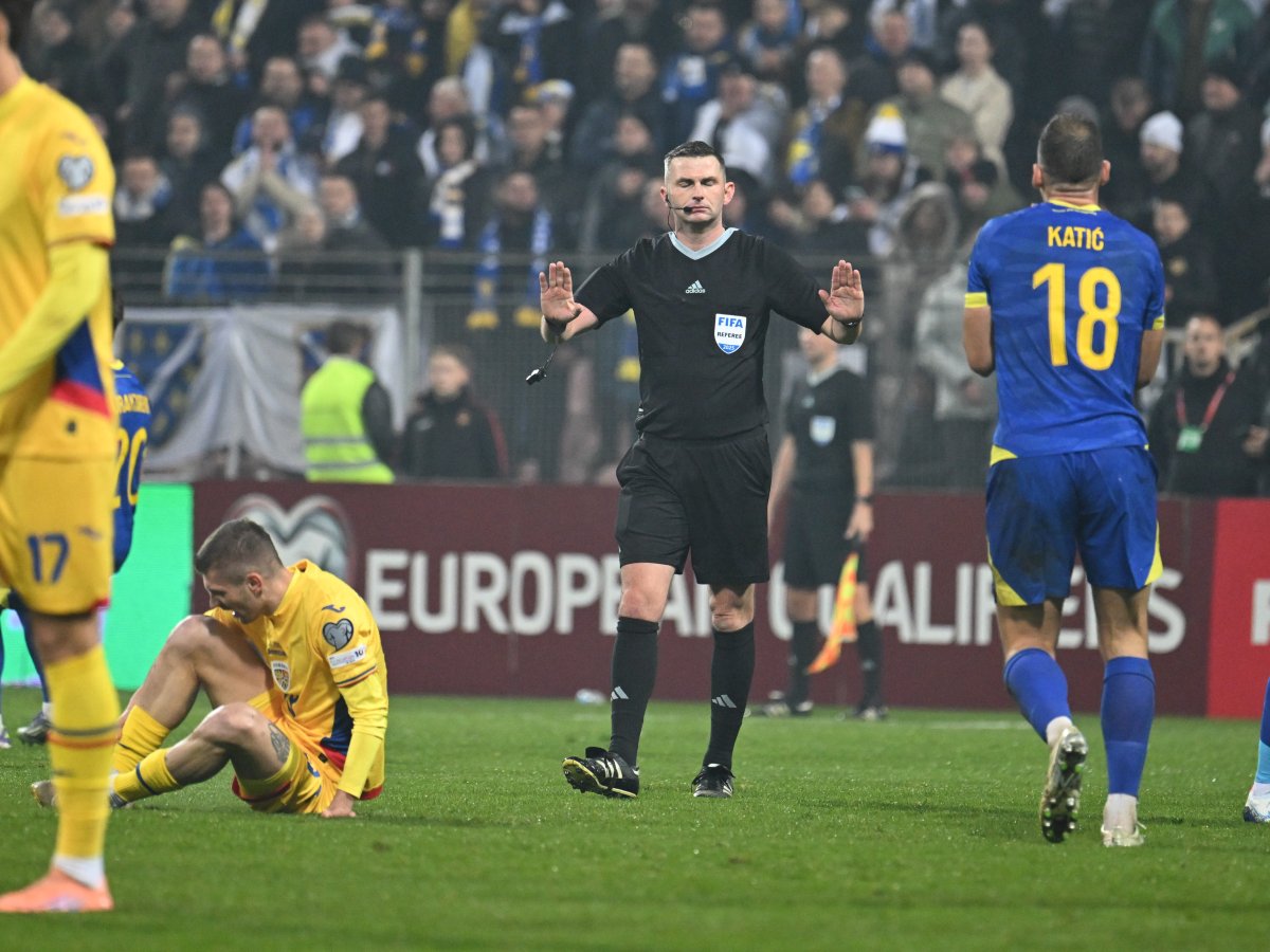 La intonarea imnului României au fluierat și au huiduit atât de tare încât cântecul abia s-a auzit.