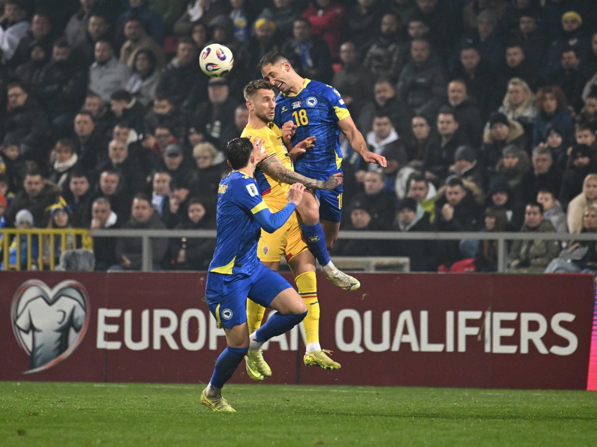 Denis Dragus si Nikola Katić in meciul de fotbal dintre Bosnia Hertegovina si Romania, din cadrul Preliminariilor Campionatului Mondial 2026, desfasurat pe Stadionul Bilino Polje din Zilina, sambata 15 noiembrie 202