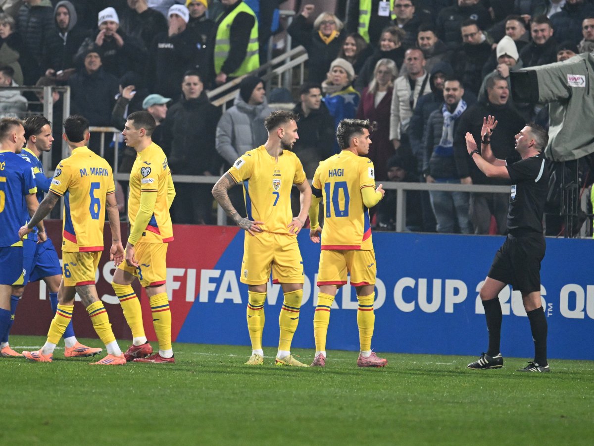 Ianis Hagi discuta cu arbitrul central Michael Oliver dupa ce acesta i-a acordat cartonas rosu lui Denis Dragus alaturi de fotbalistii romani Marius Marin si Bogdan Racovitan in meciul de fotbal dintre Bosnia Hertegovina si Romania