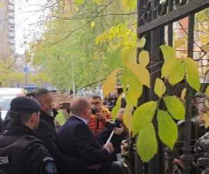 Candidatul la Primăria București și Marian Ceaușescu, la un pas de bătaie în fața Biroului Electoral Municipal: ”Bâlbâitule, nu mai jigni lumea” / ”Securistule! Nu ți-e rușine?”