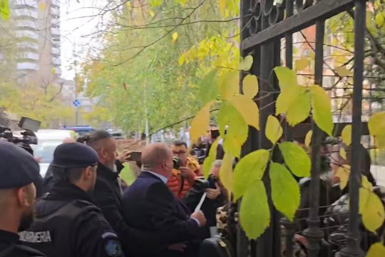 Candidatul la Primăria București și Marian Ceaușescu, la un pas de bătaie în fața Biroului Electoral Municipal: ”Bâlbâitule, nu mai jigni lumea” / ”Securistule! Nu ți-e rușine?”