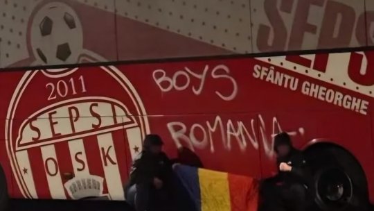 Autobuzul lui Sepsi, vandalizat la Craiova: ”România”