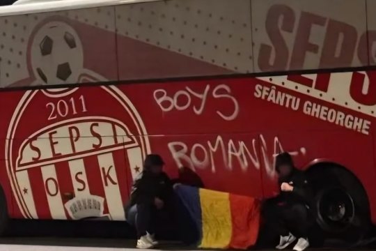 Autobuzul lui Sepsi, vandalizat la Craiova: ”România”