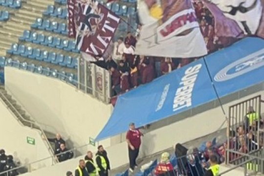 Scandal în peluza Rapidului la meciul de pe Ion Oblemenco. Comunicatul Jandarmeriei: ”Patru persoane au fost extrase”