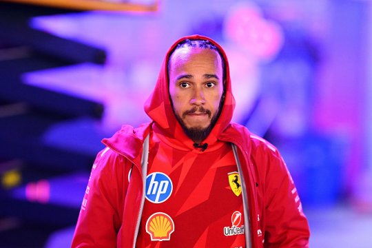 Lewis Hamilton se apără după ce șeful Ferrari l-a criticat că nu e suficient de concentrat