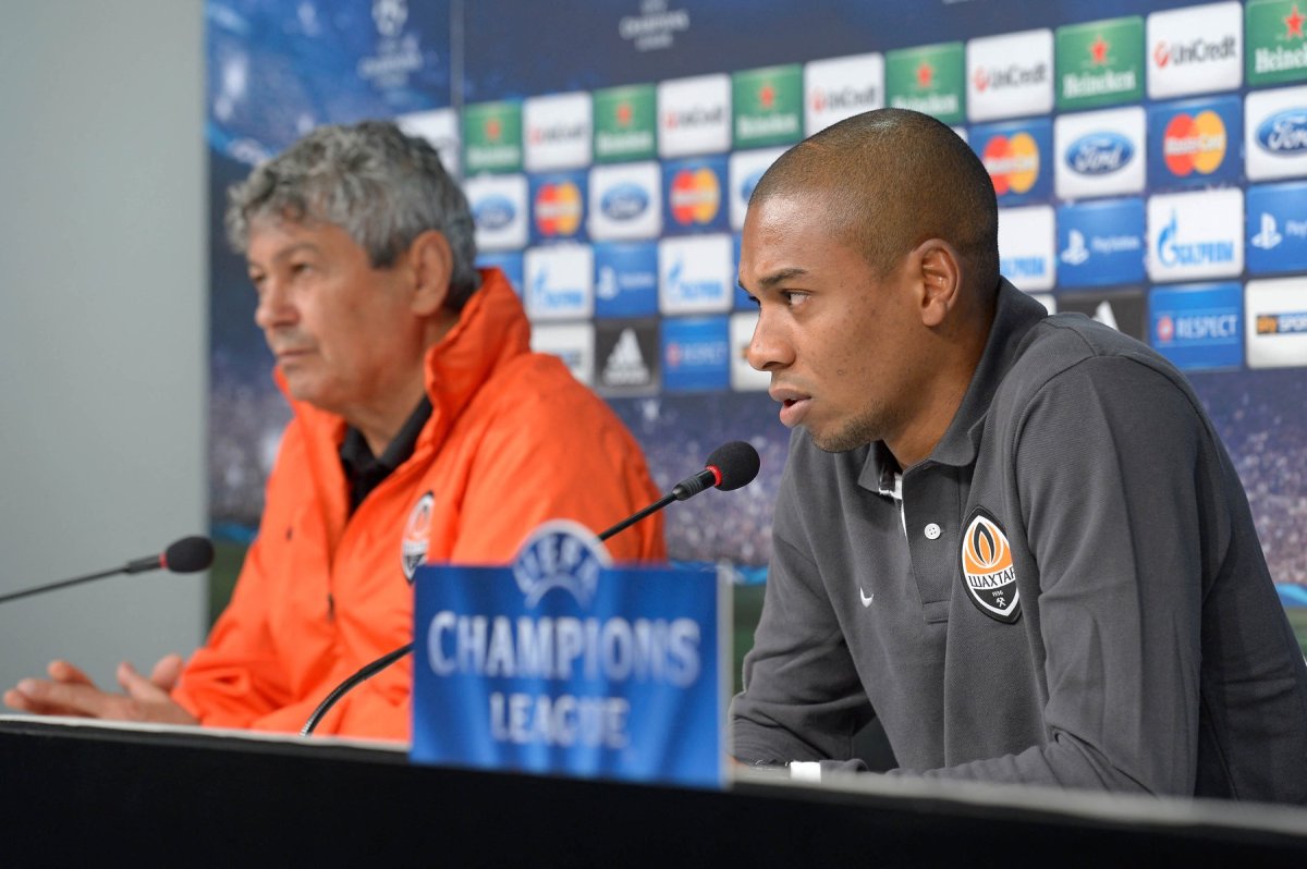 Fernandinho, alături de Mircea Lucescu, la o conferință de presă organizată înaintea unui meci din UEFA Champions League, în perioada în care ambii o reprezentau pe Șahtior