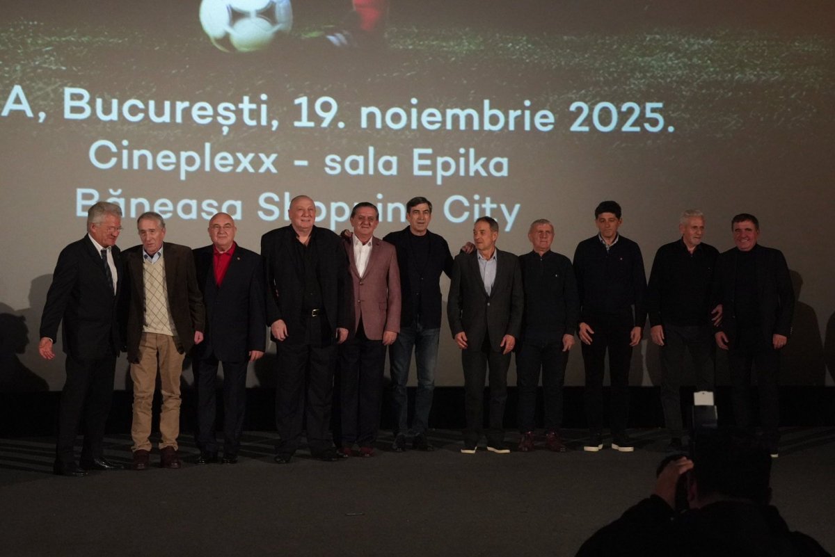 Valentin Ceaușescu (în pantaloni crem), alături de generația Steaua '86