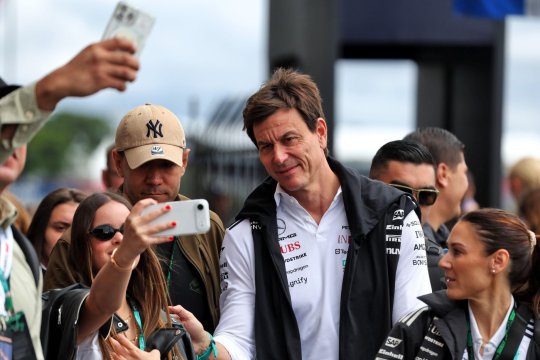 Toto Wolff și-a vândut o parte din acțiunile pe care le are la Mercedes. A primit o sumă impresionantă în schimbul lor