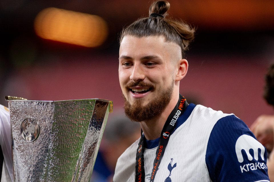 Radu Drăgușin, fundaș român care evoluează la Tottenham, în Premier League
