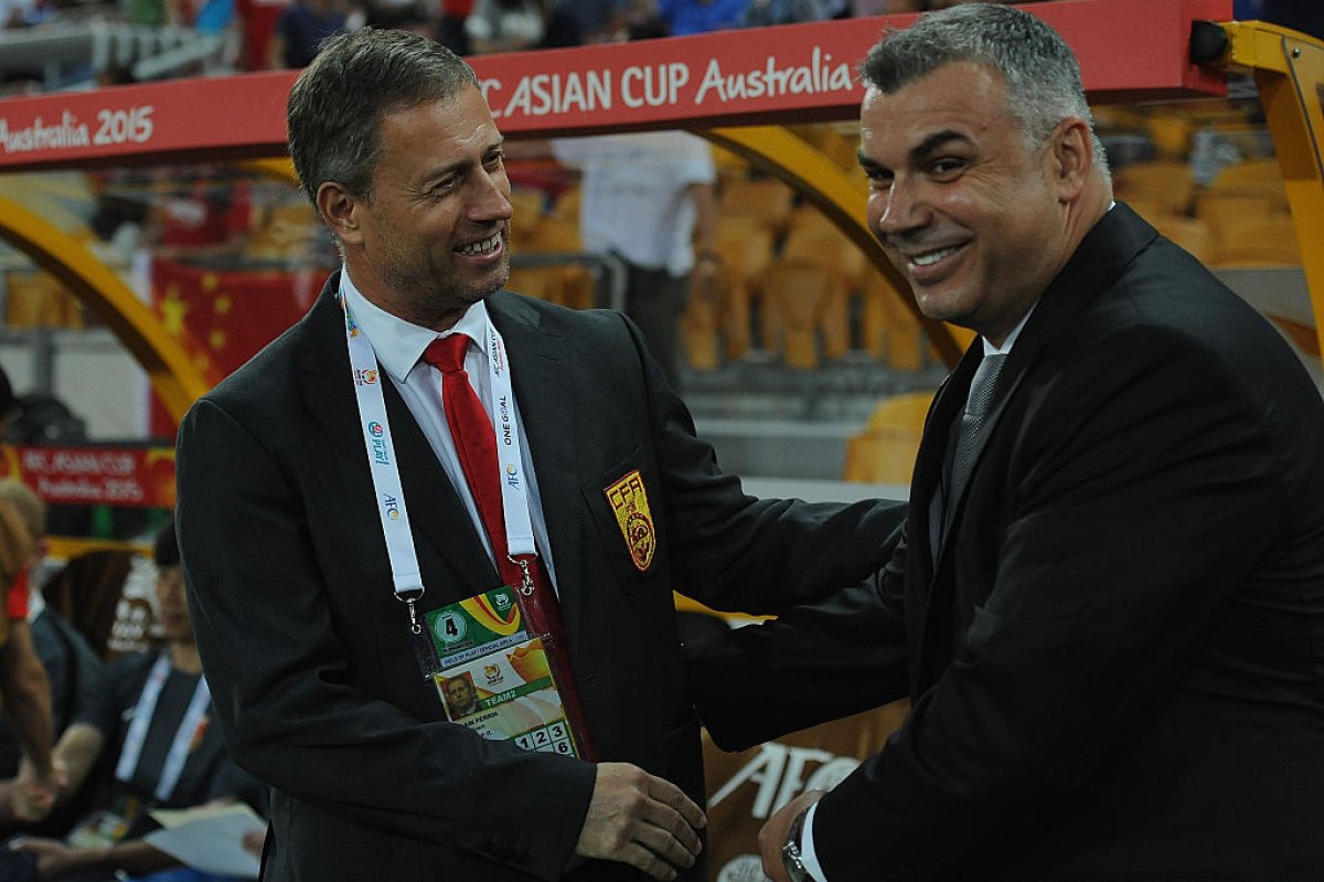 Olăroiu (dreapta) a mai mers la Cupa Asiei, în 2015, ca selecționer al Arabiei Saudite