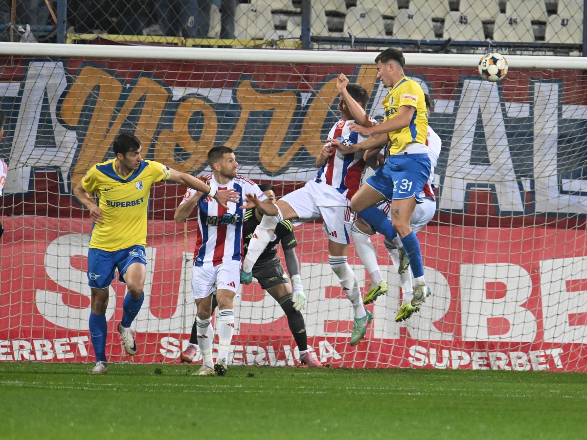 Faza din care Zivulic a fost penalizat pentru atingerea mingii cu mâna în propriul careu